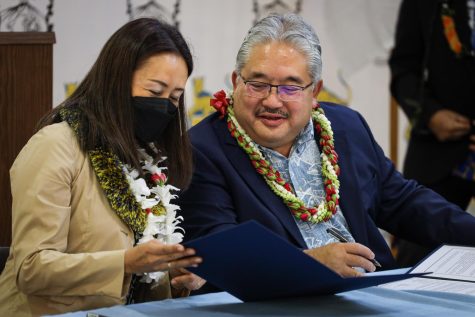 Superintendent Keith Hayashi and Superintendent Rie Hirakawa sign the 25th Hawaii-Hiroshima Sister-State Agreement.